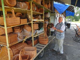 La discussion avec un cycliste fut une bonne récréation... Cet artisan-vendeur me donnera des radis pour la route.