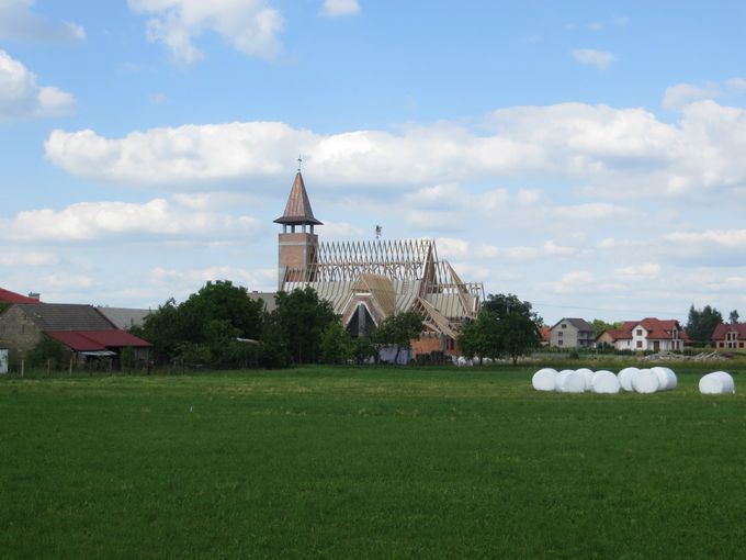 Construction d'une église au milieu de nulle part... Elle sera bientôt pleine!