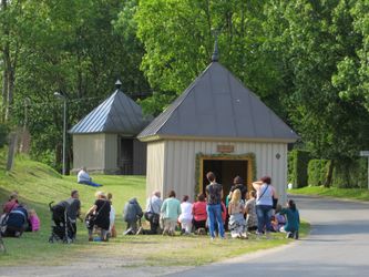 Un groupe en plein calvaire, lors de la fête annuelle de l'église de Zemaitija