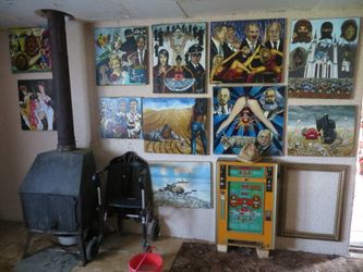 De l'avis du peintre, seul le tableau du milieu avec Gorbatchev, Lénine  et Marx n’est pas purement esthétique. Il s’intitule : « Futur lumineux pour toute l’humanité ». 