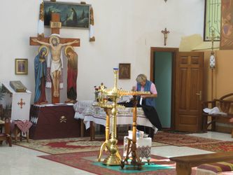 Activité profane dans le transept d'une Eglise autocéphale.