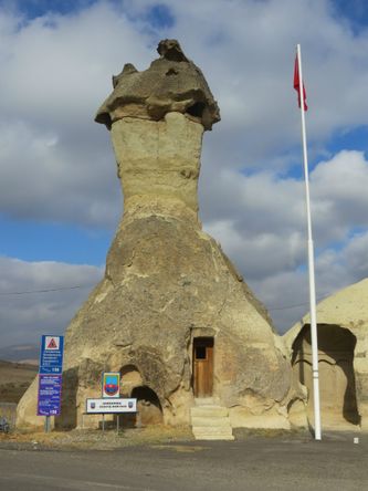 La plupart des cavités ne sont plus habitées. Certaines ont été rénovées, le plus souvent en hôtel. Ici, un poste de police troglodyte.