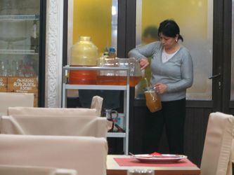 Le vin, souvent fait maison, coule à flot, rarement de bouteilles réglementaires.