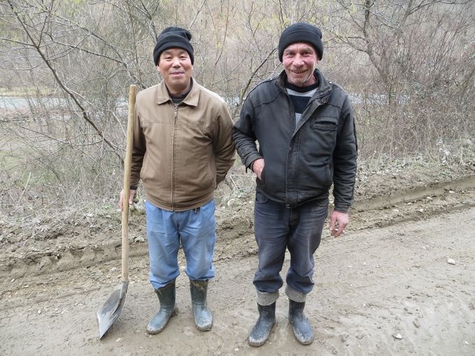 Fraternité entre un Géorgien et un Chinois au milieu de nulle part