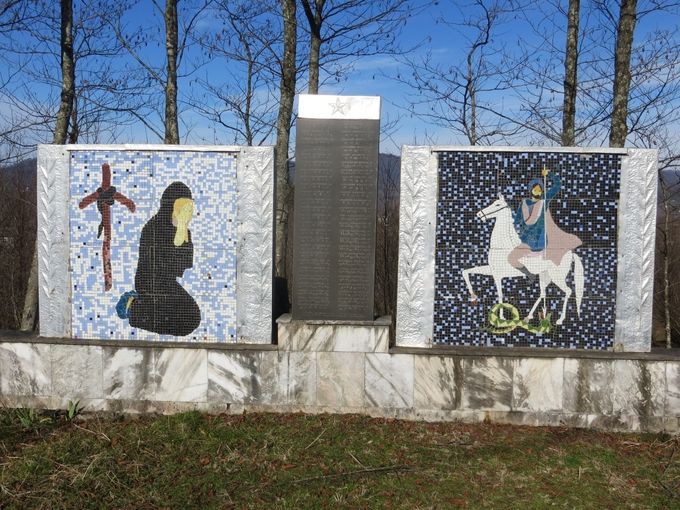Les deux saints les plus populaires de Géorgie: Nino, ayant apporté le Christianisme en Géorgie à la croix si particulière et Saint Georges tuant le dragon.