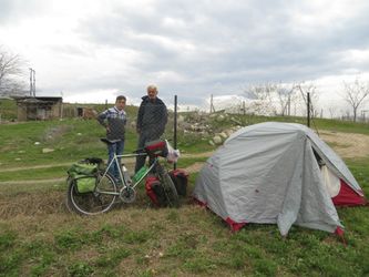 Les fameux voisins avec leur maison au deuxième plan.