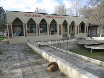 Camping sur une terrasse de restaurant