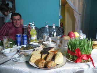 A la maison, les toasts et les plats se succèdent. Les femmes s’occupent du service et restent en retrait dès qu’un étranger vient leur rendre visite. Les germes de blé symbolisant la renaissance sont partout omniprésents.