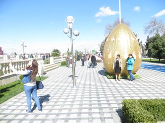Dans les rues de Gandja, les citadins profitent du soleil pour se promener et faire des selfies avec, pour l’occasion, des œufs géants symboles de fertilité.