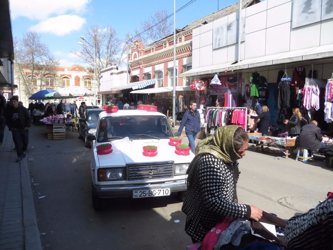 Le marché est bien animé pendant la période de fêtes. Les vendeurs en profitent pour vendre des germes de blé et des pétards aux enfants.