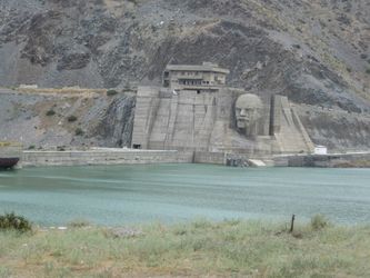 Le visage de Lénine taillé dans la roche surplombe un barrage (Kirghizie).
