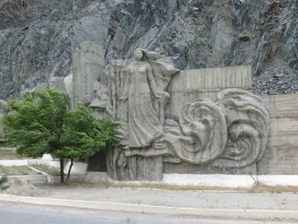 A côté du barrage, en face de Lénine des fresques célèbrent le triomphe du peuple et de la Mère Russie.