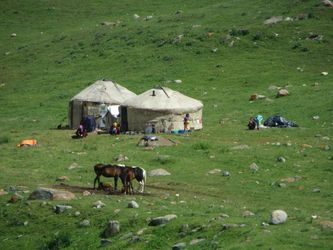 Un campement prévu pour les transhumances. Les enfants profitent de leurs vacances d’été à la montagne.