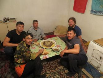 Invité pour le Beshbarmak, plat traditionnel composé de mouton bouilli et le plus souvent accompagné de nouilles. 