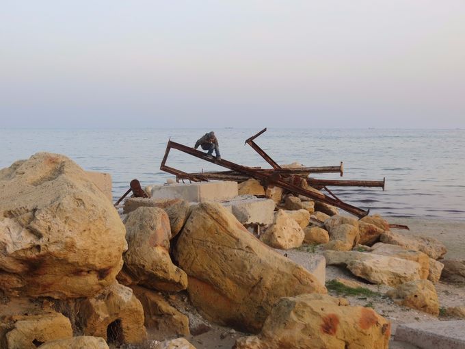 Enfants jouant au bord de la mer Caspienne à Aktau…