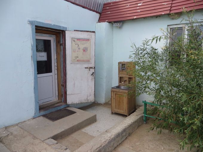 A l’entrée d’un bistrot, un mobilier pour se laver les mains sans eau courante.