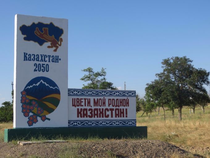 Le président a un projet pour le pays, rappelé sur cette route: « Kazakhstan 2050. Fleuris, mon Kazakhstan natal ».