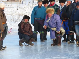 Lancer d'osselets sur glace.