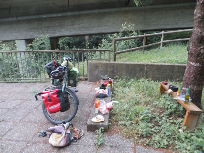 Pont solide, prêt d'une rivière profonde avec même une terrasse privative!