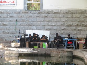 Les policiers sont si nombreux qu’ils sont souvent désœuvrés.