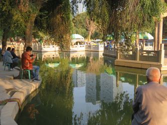 Le calme des cartes postales (ici, un parc d’Urumqi) est bien loin.