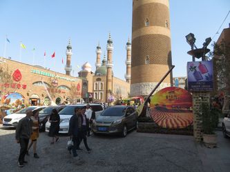 La mosquée au second plan n’abrite que des marchands.