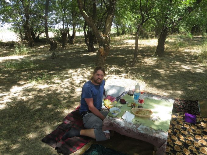 
Dormir et manger ne font plus qu'un (Kazakhstan).
