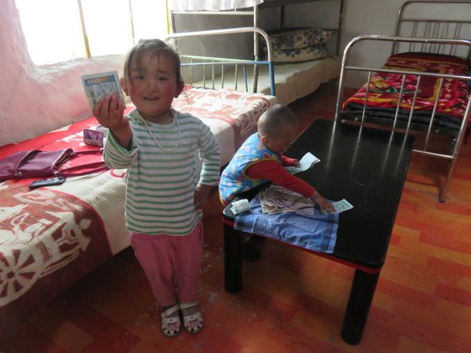 
Dans un hôtel, les enfants du patron jouent avec de vrais billets.
