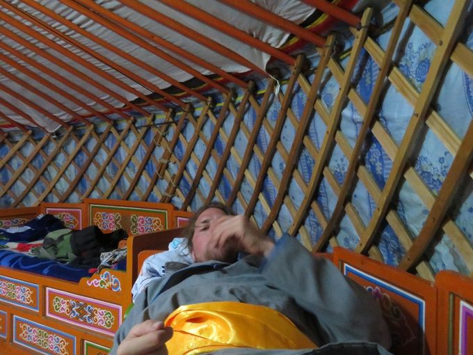 
En habit traditionnel sous une yourte.
 