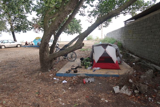 Le camping sauvage est souvent organisé le long de la Caspienne. C'est très populaire. J'y croise toujours les mêmes tentes, très faciles à monter d'ailleurs. Les armatures sont élastiques comme le chewing-gum. La structure est élancée (plus que moi) pour mieux prendre le vent. Une seule couche protège des intempéries et des moustiques tant qu'il fait beau et sec. Si les sanctions tombaient, ces tentes ne résisteraient certainement pas à la concurrence.
