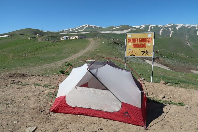 Quelques mines m'empêchent de camper dans les prés (Tadjikistan).