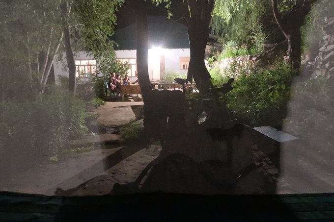 Derrière une moustiquaire sur un tapchane à la choïkhana du coin (Tadjikistan).
