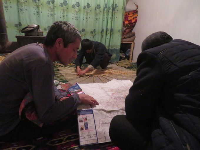 Ouzbékistan. C'était vraiment la salle des hommes. Une femme n'y passait furtivement que pour nous apporter à manger. 