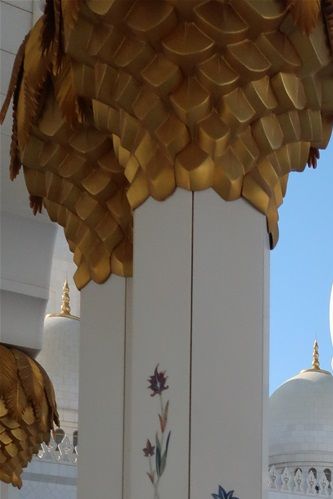 La mosquée Cheikh Zayed d’Abu Dhabi, au contraire de la plupart des édifices du pays, s’inscrit dans la culture émiratie.