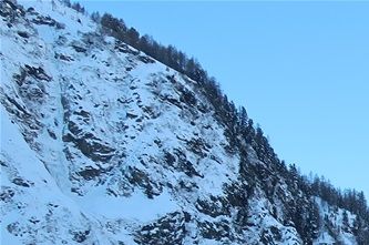 Une descente de col en hiver.