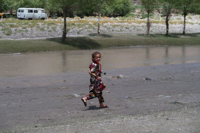 Fille portant un kurta, l'habit traditionnel. 