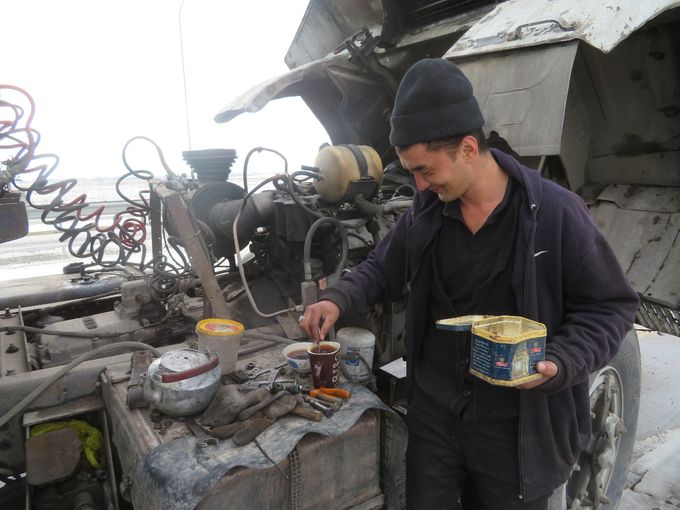 Un camionneur fait une pause pendant une courte réparation. (Kazakhstan)