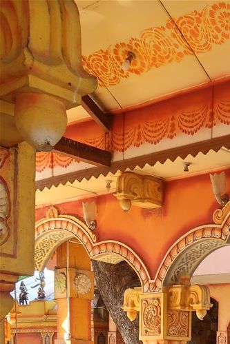 Dans un temple hindou.