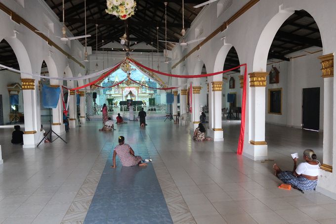 Dans une église catholique.