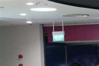 Entrée d'un centre commercial à Singapour.